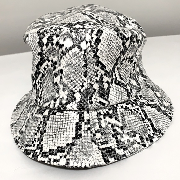 Urban Outfitters Accessories - Urban Outfitters Bucket Hat